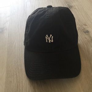 Yankee hat from Urban Outfitters❗️
